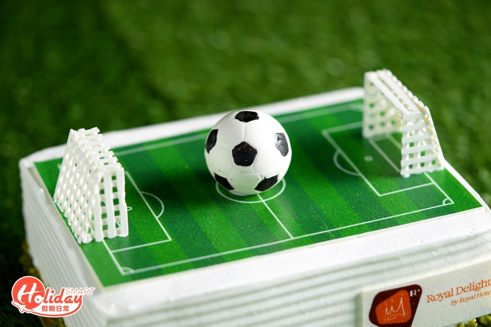 另一款足球場造型蛋糕，用上白朱古力扮作足球、龍門及場地，餡料換上煙肉焦糖碧根果仁，創意滿分。
