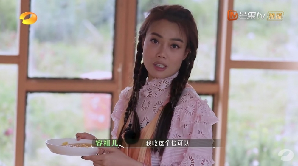 Joey邊食邊點頭,更向節目組揚言呢幾日唔使換物資,食豬糧都可以