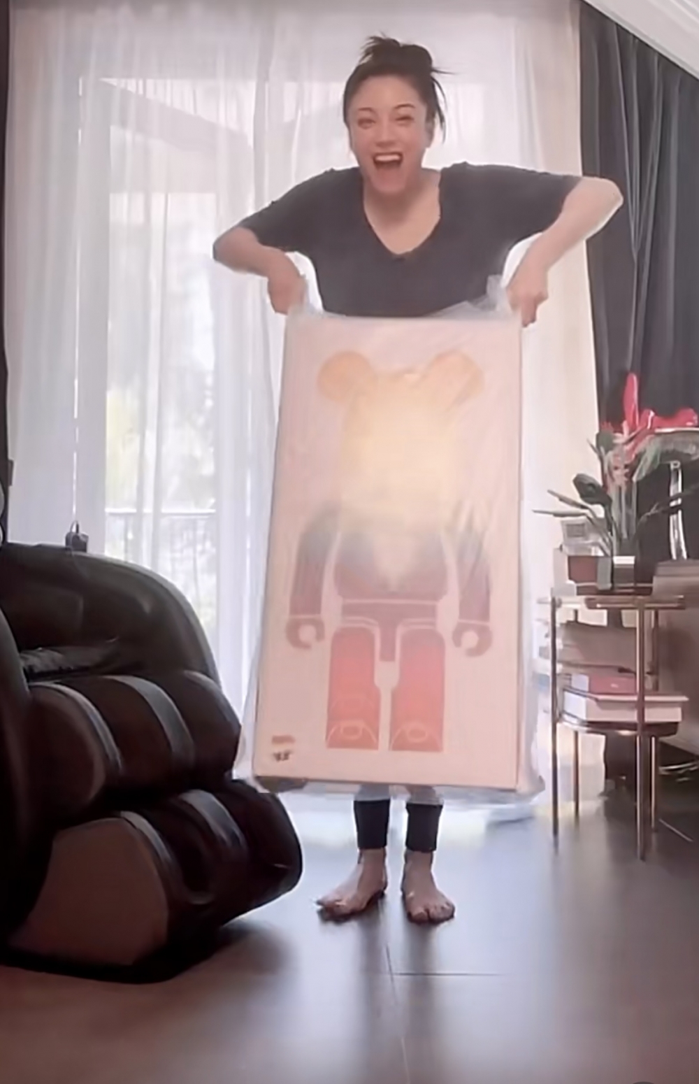 廖碧兒最近似乎愛上咗拍攝開箱片～