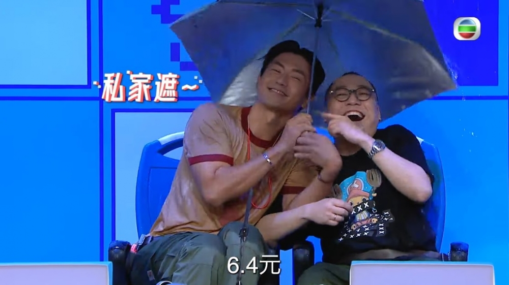 森美超醒目咁收埋咗自己把遮喺褲袋!