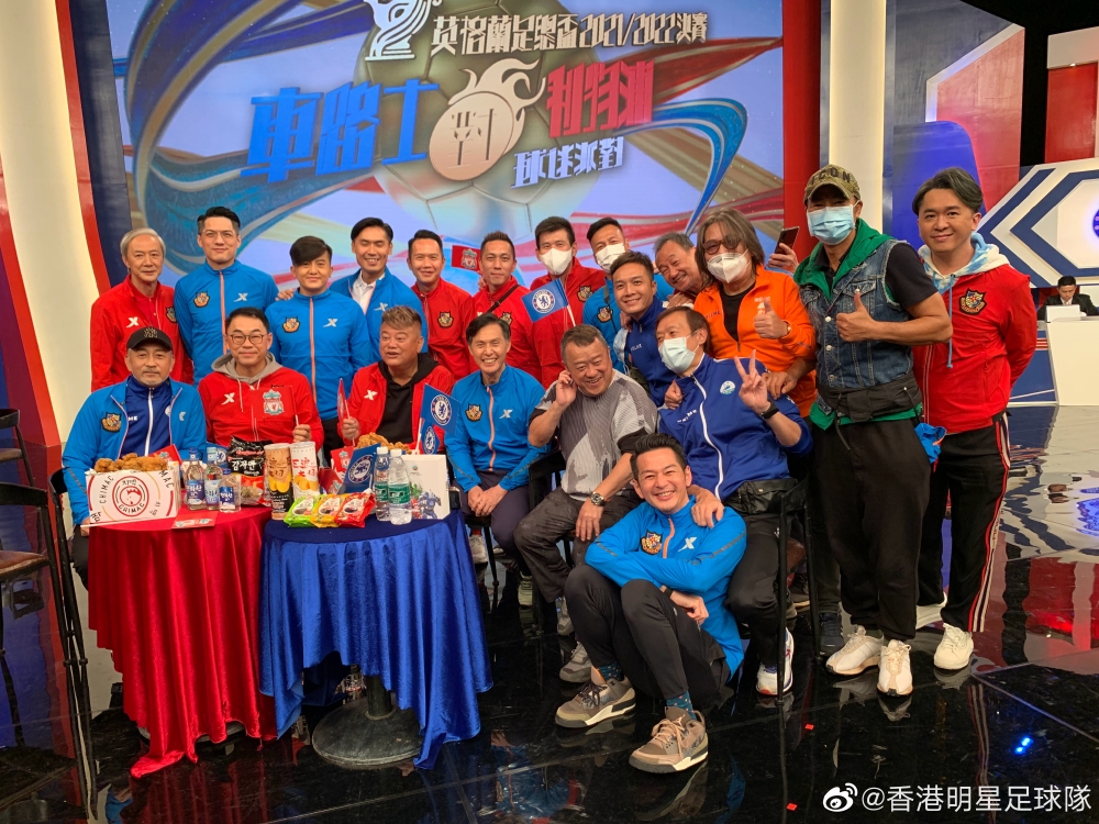 三人友誼深厚,同樣鍾意踢足球,都係香港明星足球隊嘅成員