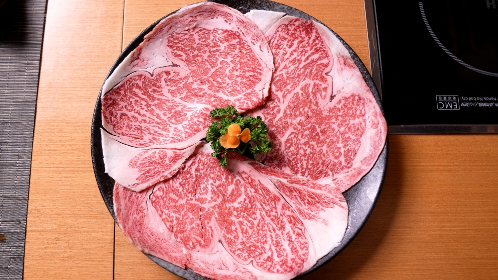 為了慶祝新店開張，老闆推出項優惠，包括贈送原片和牛肉眼，每塊足有15CM長，輕焯10秒即可！