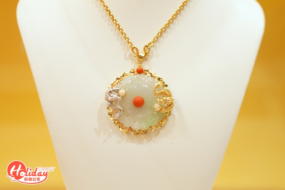 另一件首次展出的物件，是李小龍為紀念電影《龍爭虎鬥》拍攝完成，而親自設計的翡翠吊墜！