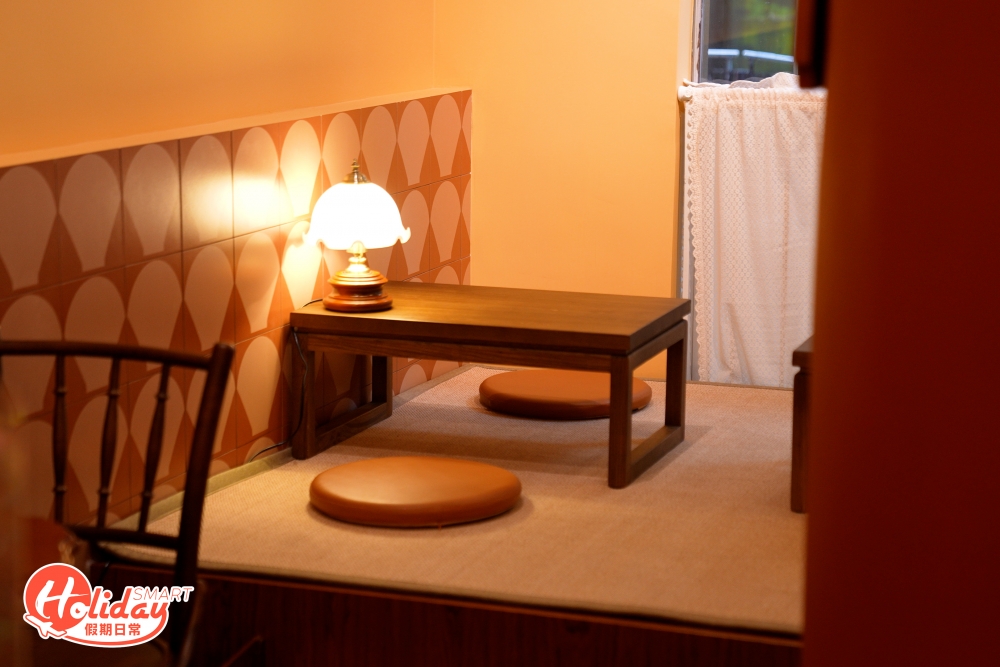 店內座位佈局也分為幾個區域，設有卡座和單人座位，當中最吸引莫過於靠窗的木製地台榻榻米座位，坐在靠窗的位置，微微的陽光落地玻璃窗透入，加上柔和昏暗的燈光，顯得份外典雅。