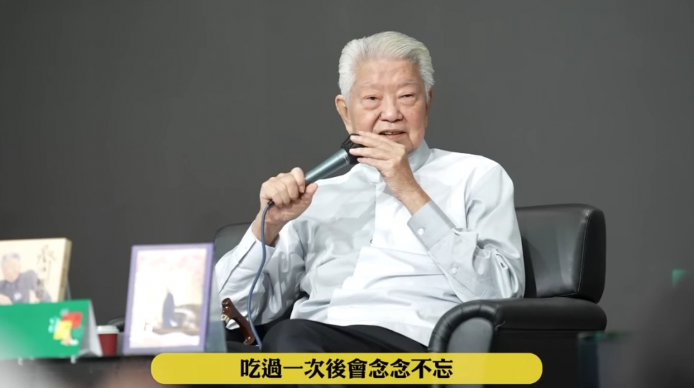 蔡瀾早前就喺Facebook公開批評：「近來我對吃魚生有點意見，一切都是廚師發辦的OMAKASE，當所有客人是笨蛋」