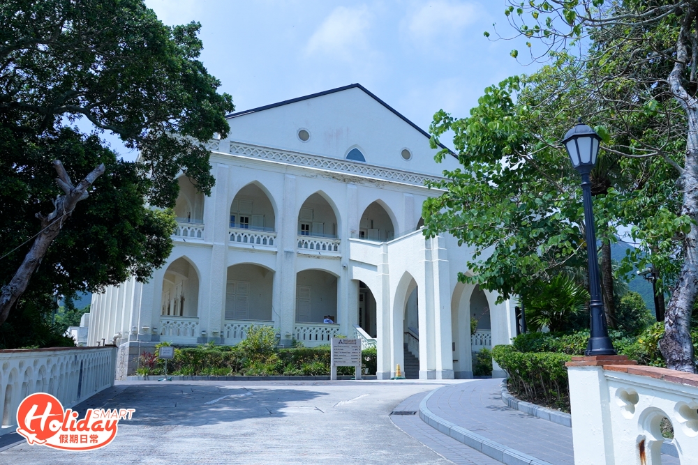 充滿歐陸風情的伯大尼小教堂位於薄扶林道的山嶺一隅，佔地18,000平方米，屬於香港法定古蹟，是香港唯一的新哥德式教堂，由法國天主教會「巴黎外方傳教會」於1875年建成，至今已有超過145年歷史，曾經歷戰火洗禮、業權落入發展商等困局，運作百年後關閉成為政府建築物，經過多次復修工程，現由香港演藝學院接手復修及保育，並成為演藝學院校舍的一部分。