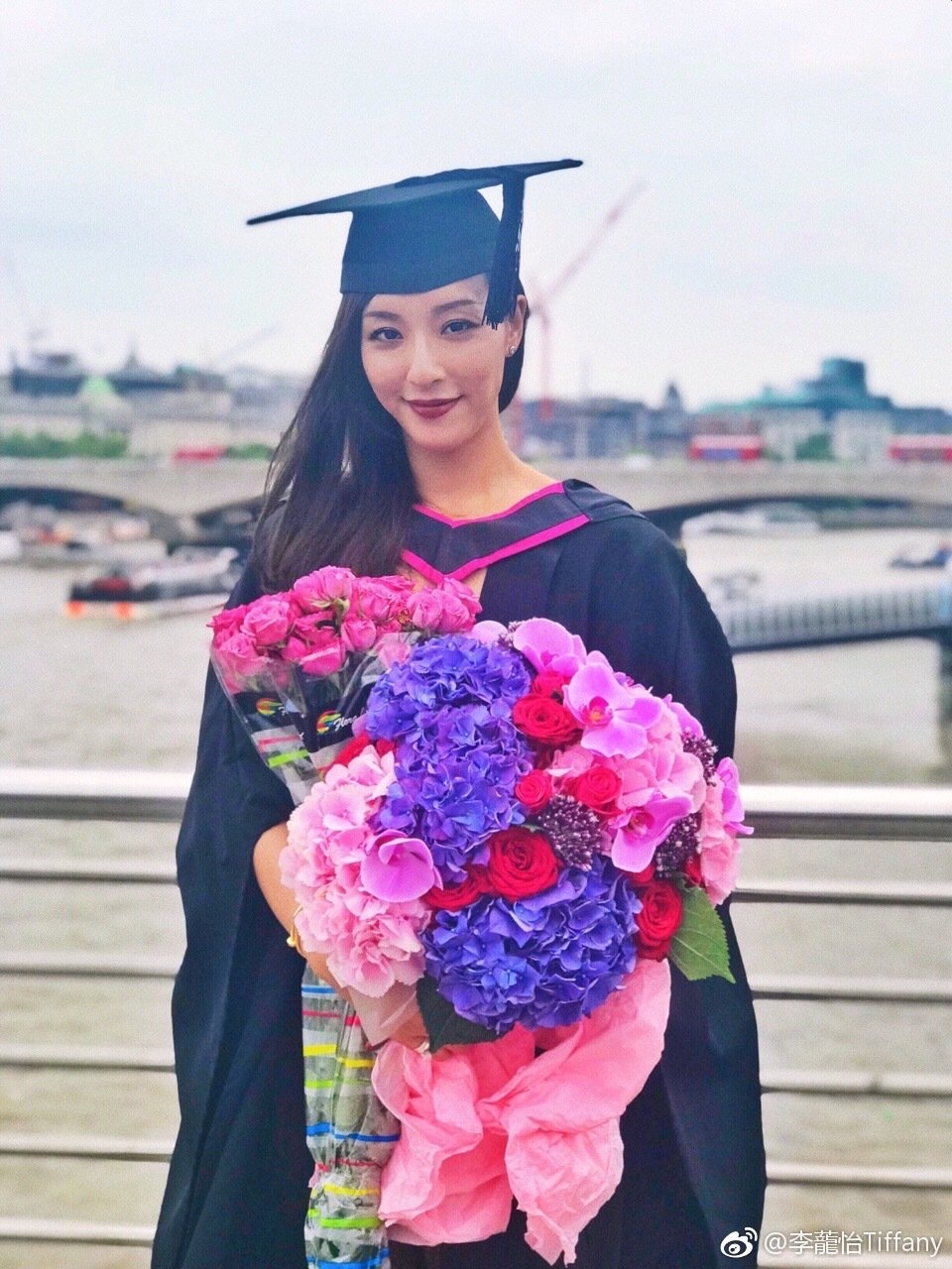 2015年,李蘢怡到英國倫敦修讀藝術學院