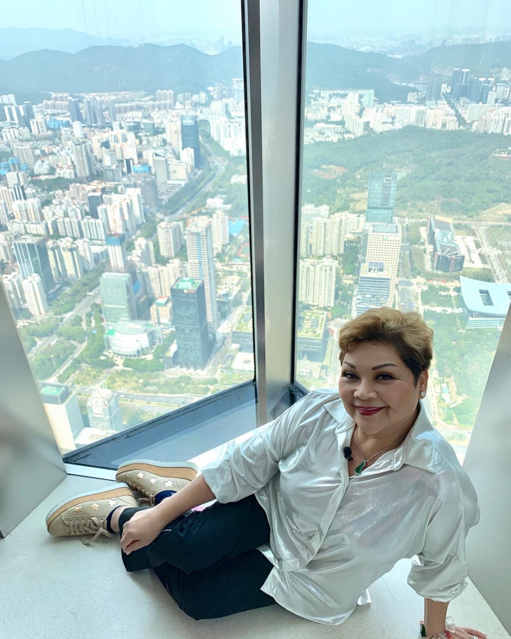 肥媽拍片表示大孫女從英國回港探望佢，而孫女嘅樣貌同佢簡直係餅印！