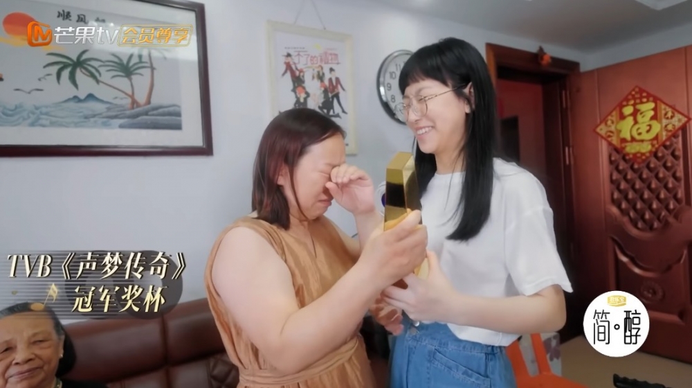 炎明熹今次返內地亦終於能夠同3年冇見嘅家人見面，當佢同媽媽一見面就忍唔住喊！