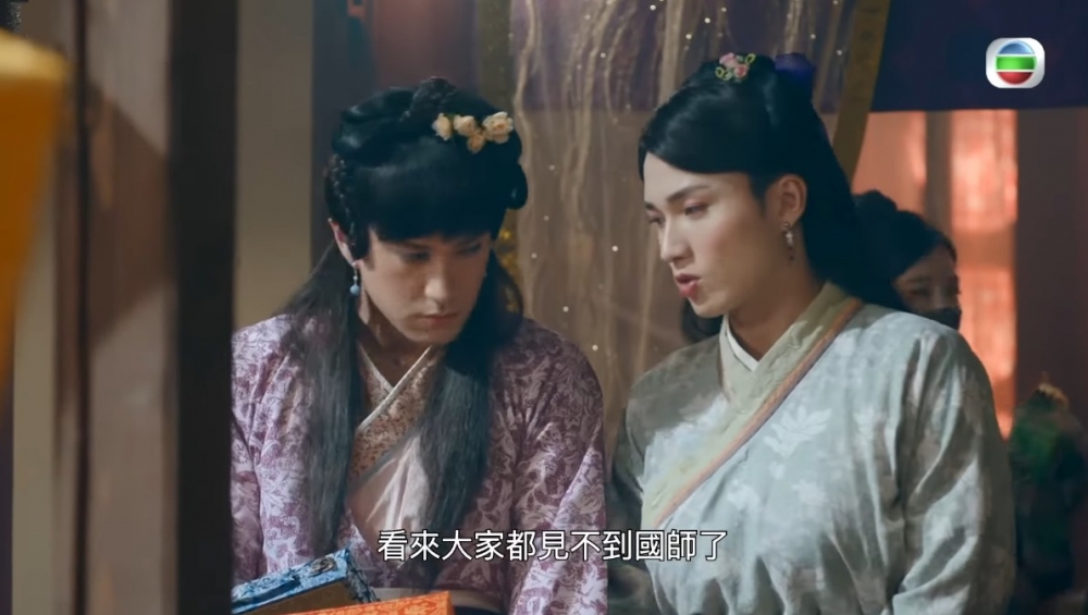 為咗調查一位可疑人士,周嘉洛同朱敏瀚男扮女裝