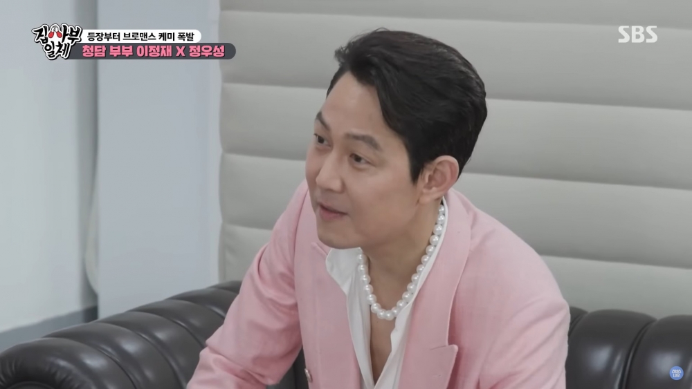 李政宰一身粉紅貴婦look備受矚目，就連他都自嘲似「清潭洞夫人」~