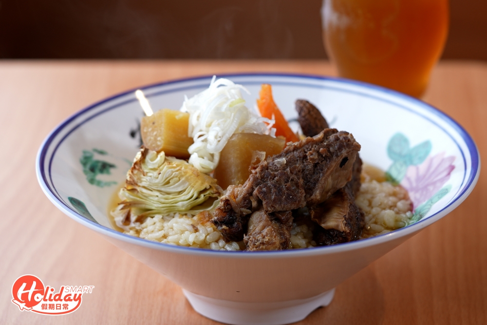 怕熱氣不想打邊爐的朋友亦可一嚐牛肋條湯飯,湯汁以蔗渣、蔗汁連牛肋條慢六至七小時。