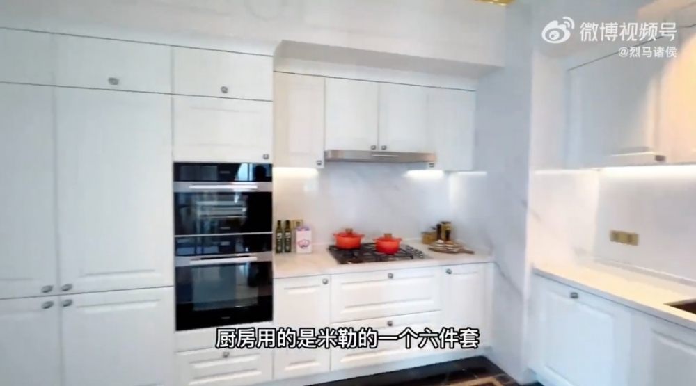 廚房廚櫃全部都係白色