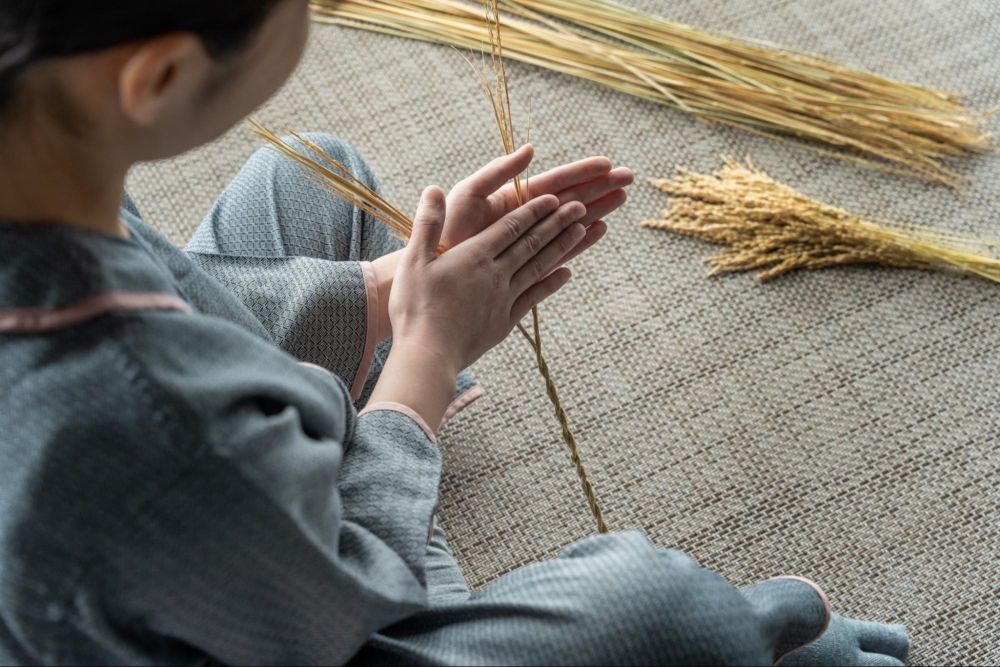 由於需要雙手合十地搓稻草，也代表了「祈禱」的意思。