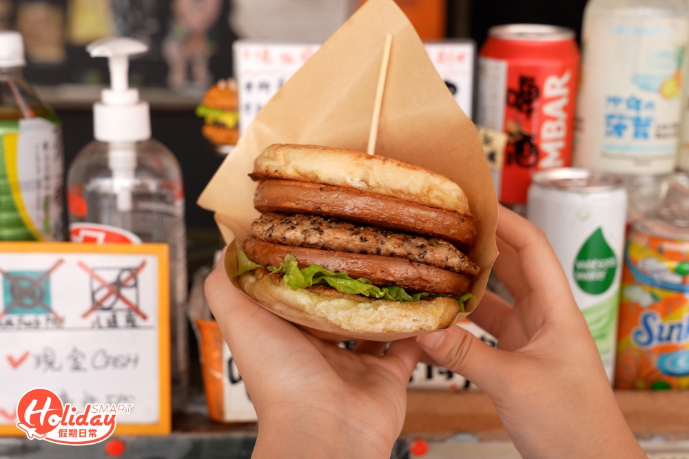記者抽中普通漢堡,加2塊午餐肉及毒辣汁,午餐肉厚身,肉量又十分多,很有驚喜!