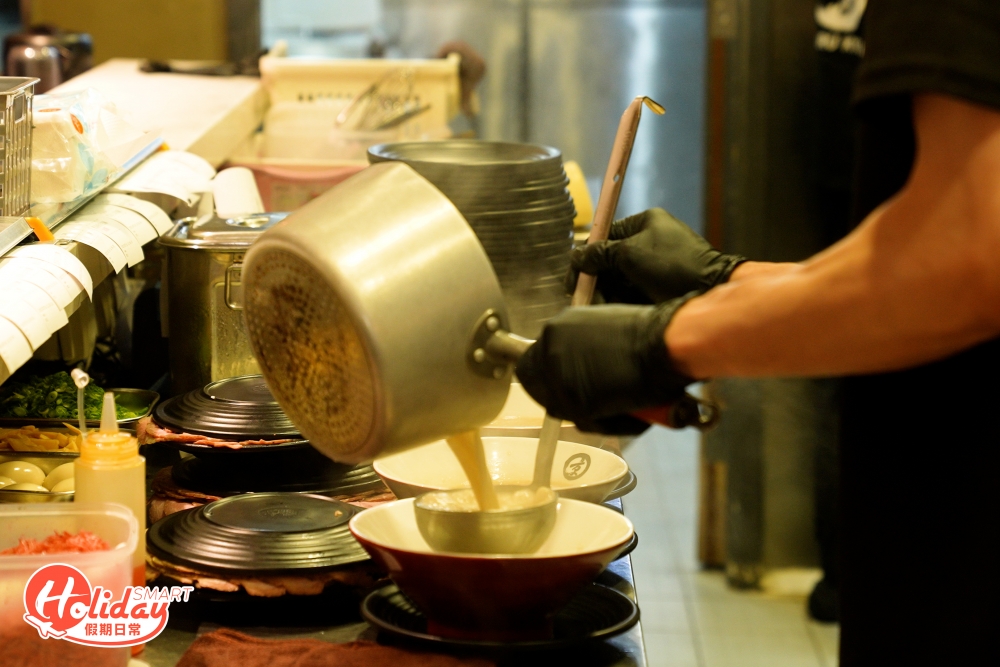 拉麵店主打豚骨醬油湯底，湯底走京都風格，用了大量日本和歐洲的豚骨長時間熬煮，分清湯和濃湯兩款口味，清湯是豚骨清湯加入醬油，醬油味會較突出；而濃湯則是在清湯加入豬背油脂再熬製，帶豐厚油脂感，但濃而不膩，所以經常好快賣光。