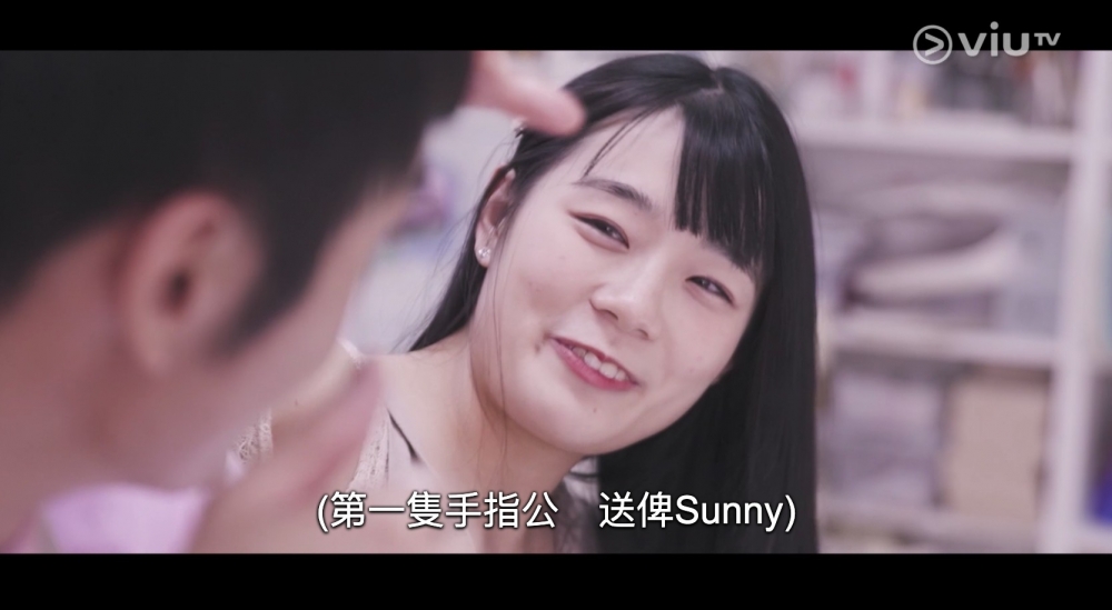 芝芝同時做埋手勢—屈起手指公