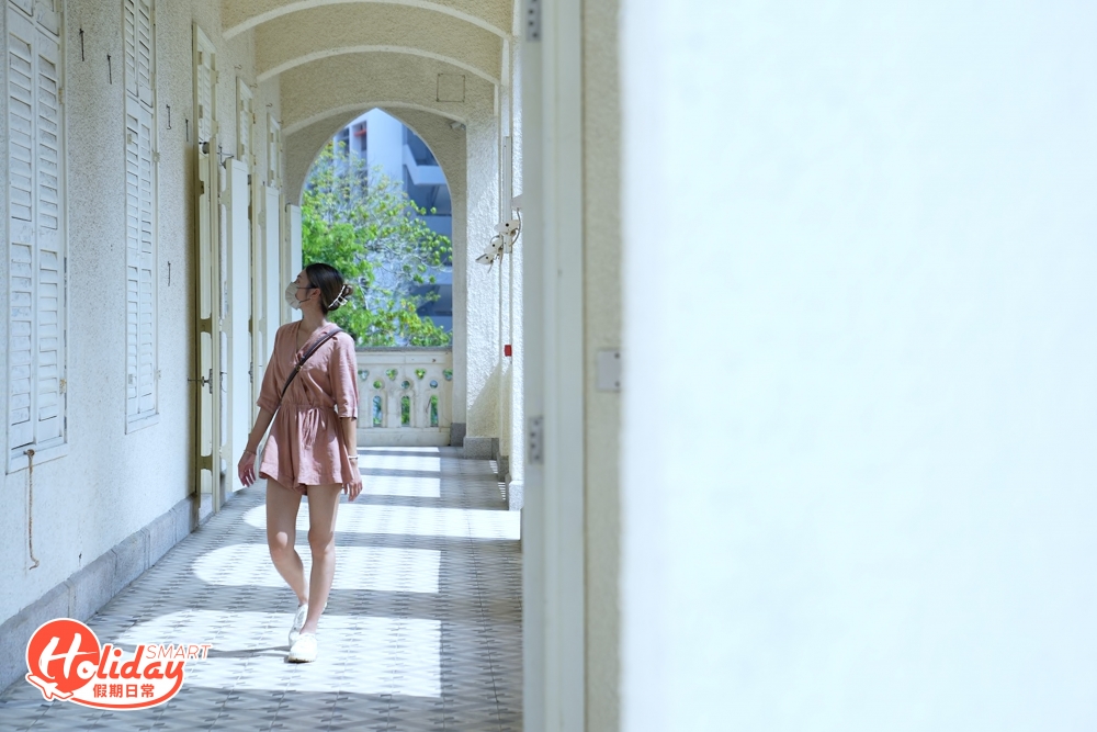 不論是通往教堂的斜坡，或是建築外圍的長廊，基本上每個位置都是打卡位，其中最有代表性莫過於走廊上的尖形拱門，微微的陽光透入來，輕鬆影出有質感偽旅行相，如果撞正日落時分來會更加浪漫。