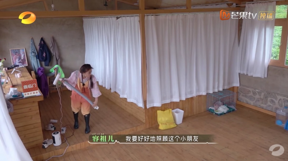 容祖兒嘅物資被節目組收走,而佢要照顧一隻兔仔同一隻豬仔