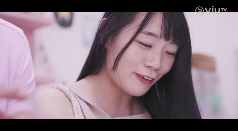 《戀愛Staycation》新一集芝芝（Sophia）與Sunny（周文豪）去參加工作坊時突然大唱手指歌