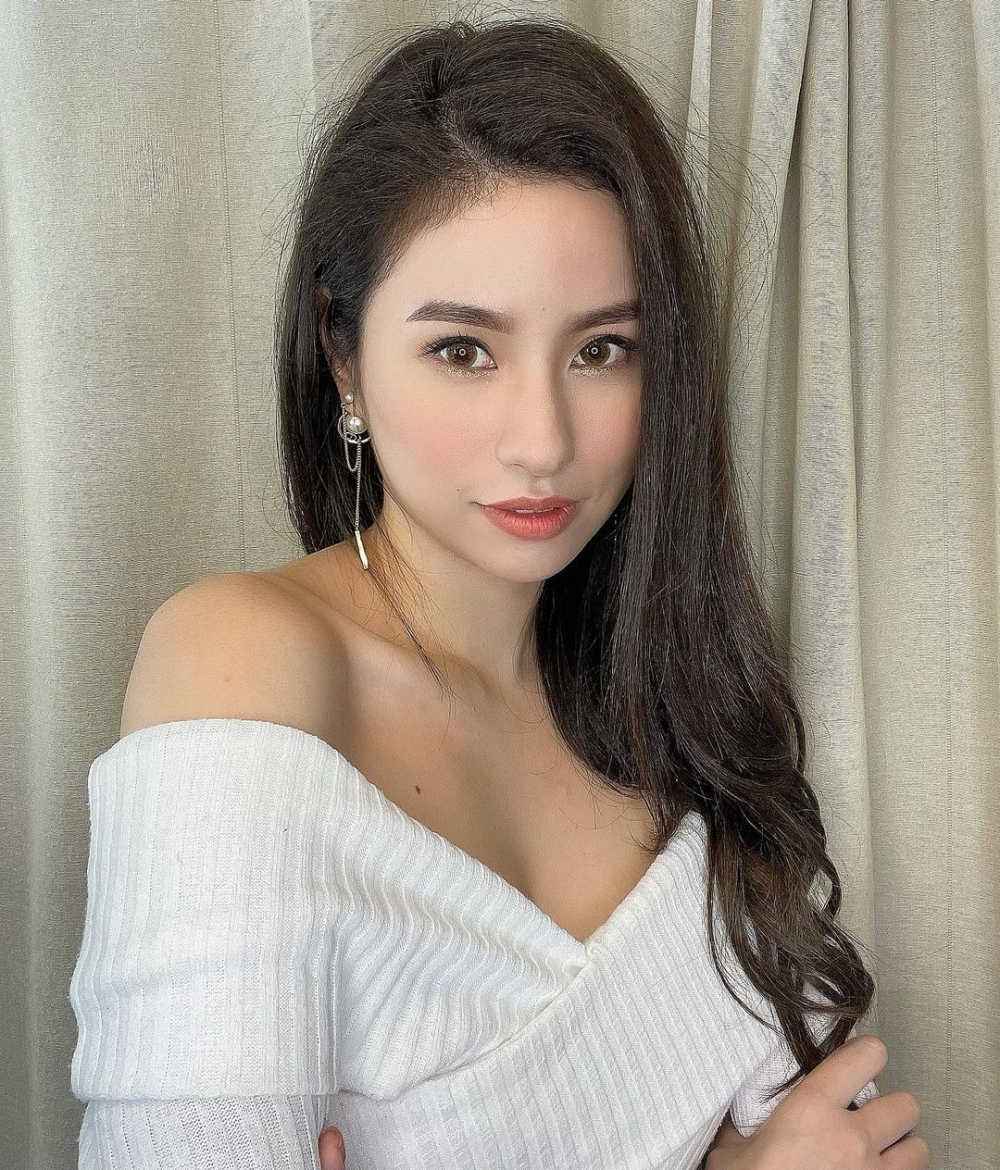 Annalise在英國倫敦修讀法律,回港後轉做移民生意,係香港化學教父」Dr.K.Kwong的契女。