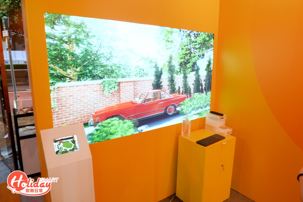 3名IVE創作多媒體學科學生與李小會利用VR科技的方式，以1:1比例復刻重現別墅「棲鶴小築」的面貌。