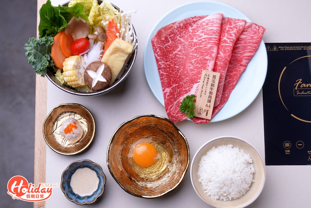 店內主打一人前涮涮鍋套餐，供應牛肉和豚肉選擇，每份套餐包含肉類、綜合時蔬、日本雞蛋、飯、蝦滑及甜品，另加$15更可升級轉烏冬。