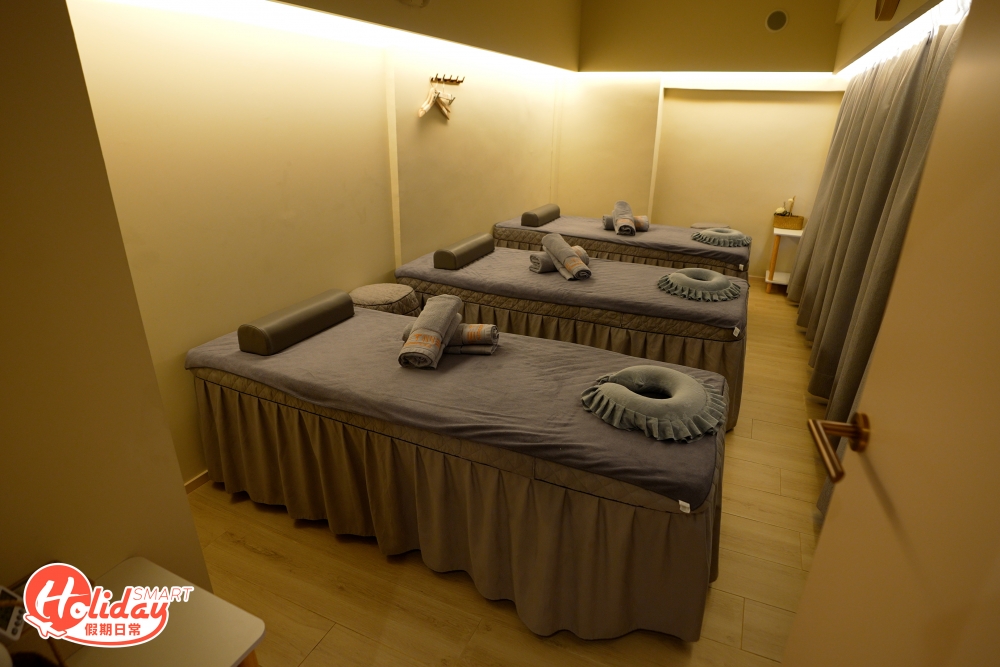 至於上層則設有8間按摩房，分為三人房、雙人房和單人房，空間感和私隱度十足，更可以相約好友一齊按摩。