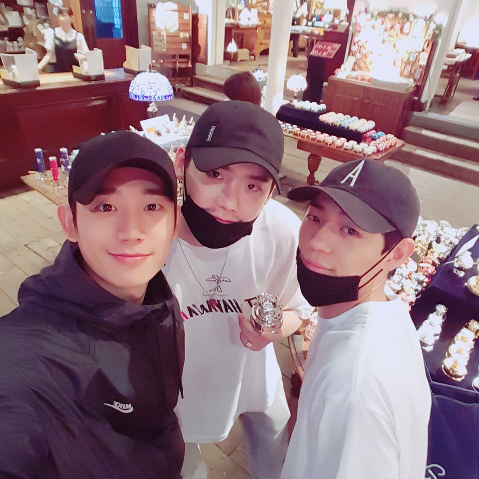 李鍾碩與丁海寅及申載夏在沒有經紀人的陪同下，一起相約去旅行！