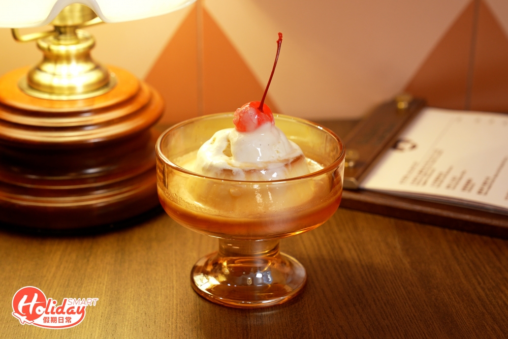 兩大打卡甜品「日本丸子拼蕨餅」及「稍息布丁」同樣是店內招牌，布甸賣相精緻，入口香甜滑溜富蛋香，配搭焦糖漿和雲呢拿雪糕同食，中和甜膩感。