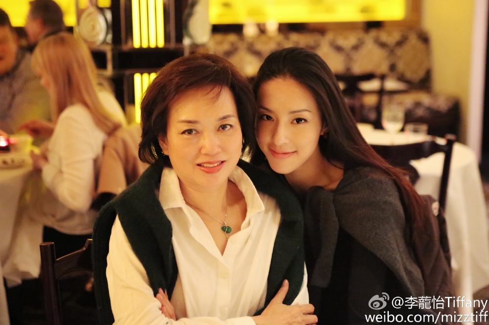 李蘢怡嘅父母喺佢8歲嘅時候離異,而佢家庭嘅經濟狀況本身幾已經唔錯!