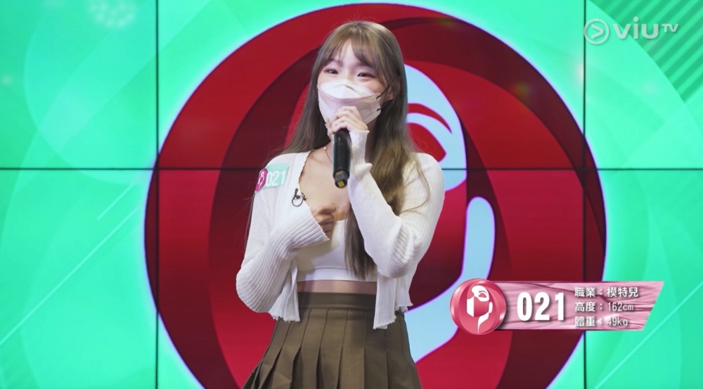 21號口罩小姐外型甜美,一出場就已經獲得男評判們嘅喜愛~