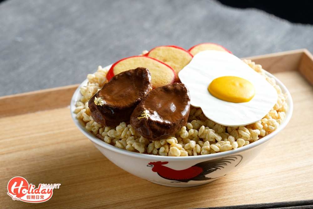 鮑魚紅腸煎蛋飯海綿蛋糕配栗子蓉作為主軸，以中式公雞碗盛載，Details位做得非常細緻。