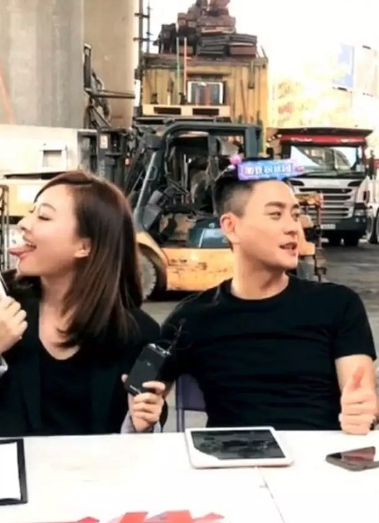 二人當時為劇集進行抖音直播，而陳瀅就好投入咁同黃宗澤嘅紙牌公仔玩～