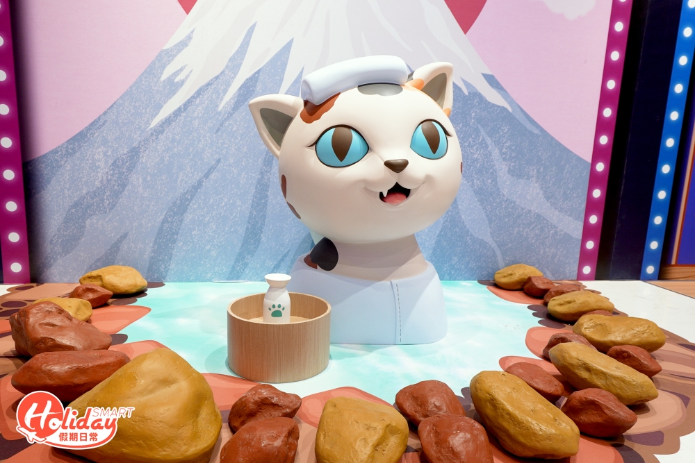 全場最矚目是富士山下的貓溫泉，連平時不愛洗澡的貓星人Wain也忍不住浸浴一番，望著貓貓享受的模樣。