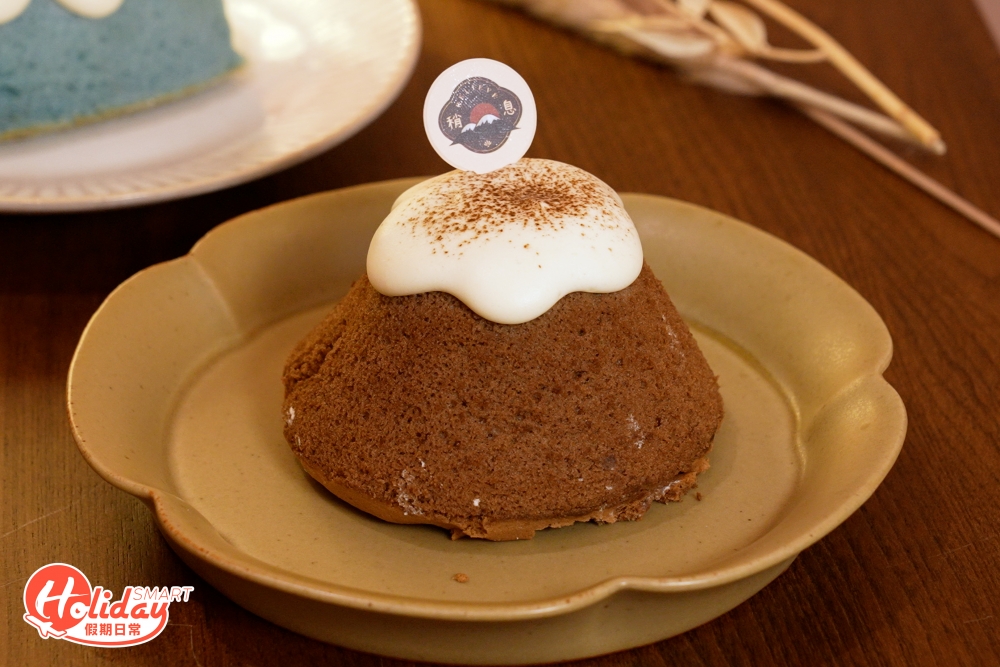 後者外型似足富士山，焙茶味濃厚，蛋糕質地鬆軟，不會過甜，中間夾雜流心焙茶醬，配搭口感煙韌的麻糬味道更昇華。