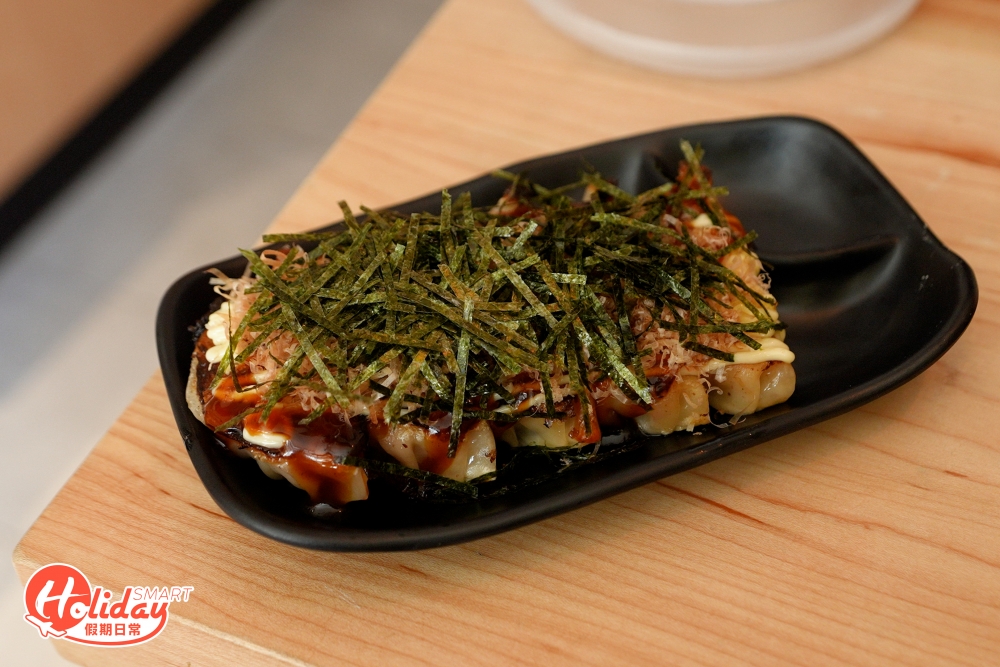 店內亦供應煎餃子和炸雞等小食，其中餃子更加是自家製，裏面是一般日式餃子的菜肉餡，外皮煎至焦香，吃到豬肉鮮味，蘸上酸甜餃子汁味道更佳，特別推介大阪燒風味餃子，表面淋上沙律醬、柴魚片及紫菜，似足食大阪燒，味道絕對有驚喜。