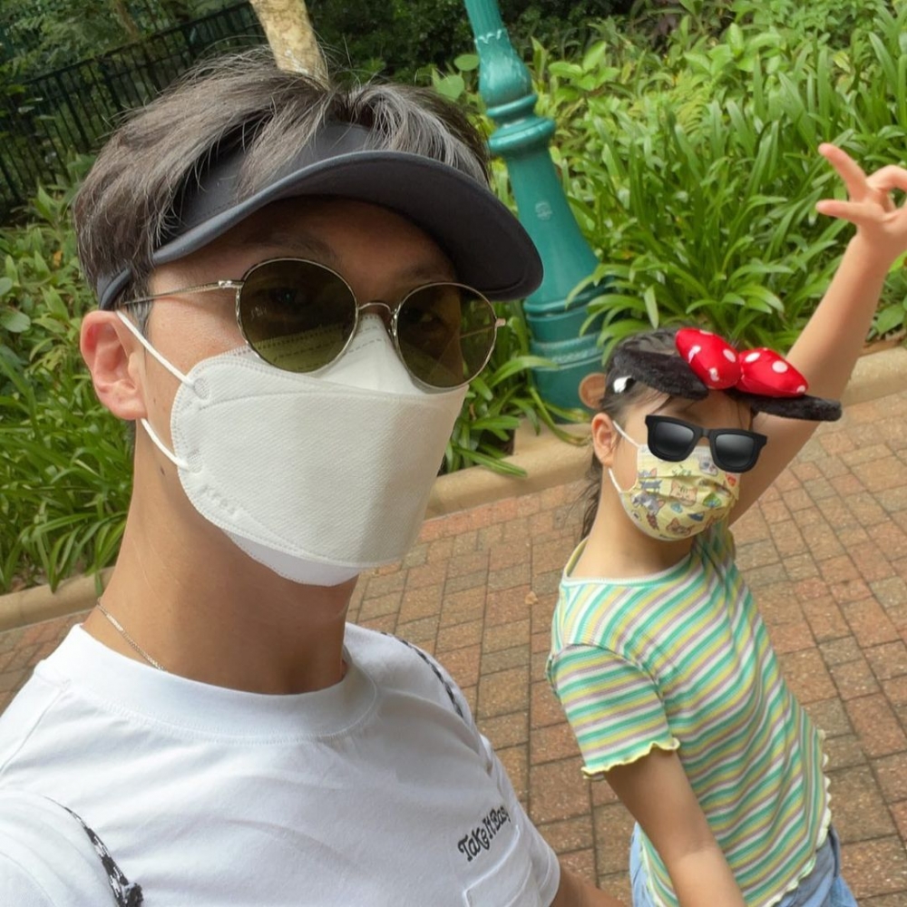 王浩信早前公開與女兒王靖喬去迪士尼玩嘅相片