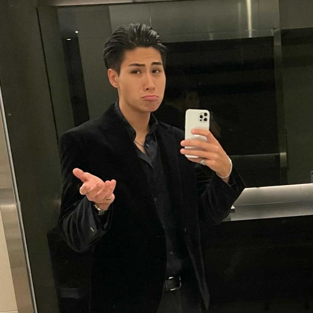 活潑外向的Thomas經常在IG分享自己搞怪的照片~