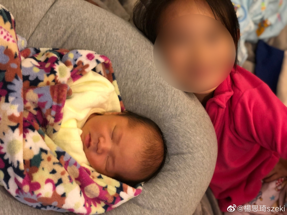 楊思琦2019年自爆再懷孕,又指已同BB爸爸註冊結婚。到2020年兒子Kody出世後,老公仍然唔見影