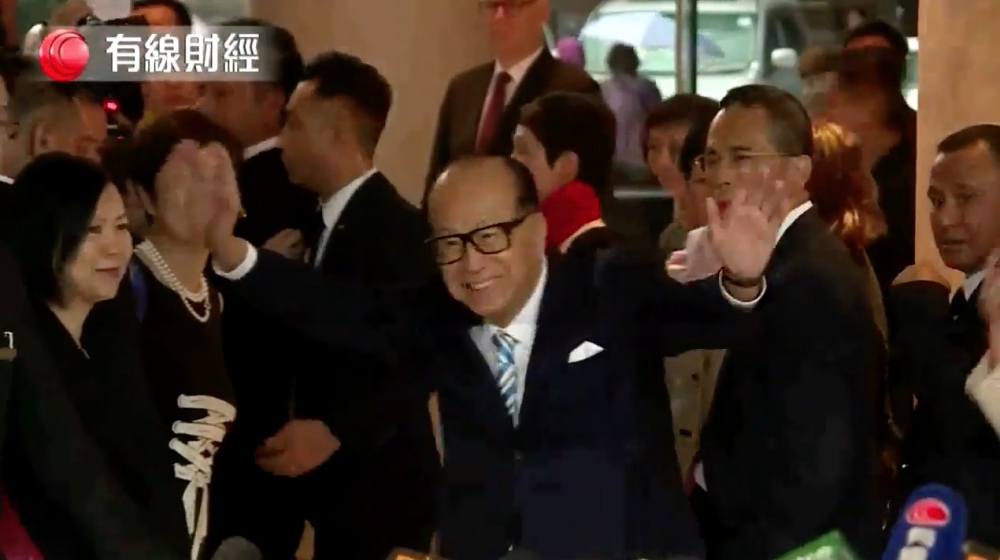 公司回應指所謂嘅重組持股架構屬於家族內部持股重組，李嘉誠同佢長子李澤鉅嘅持股並無變化。