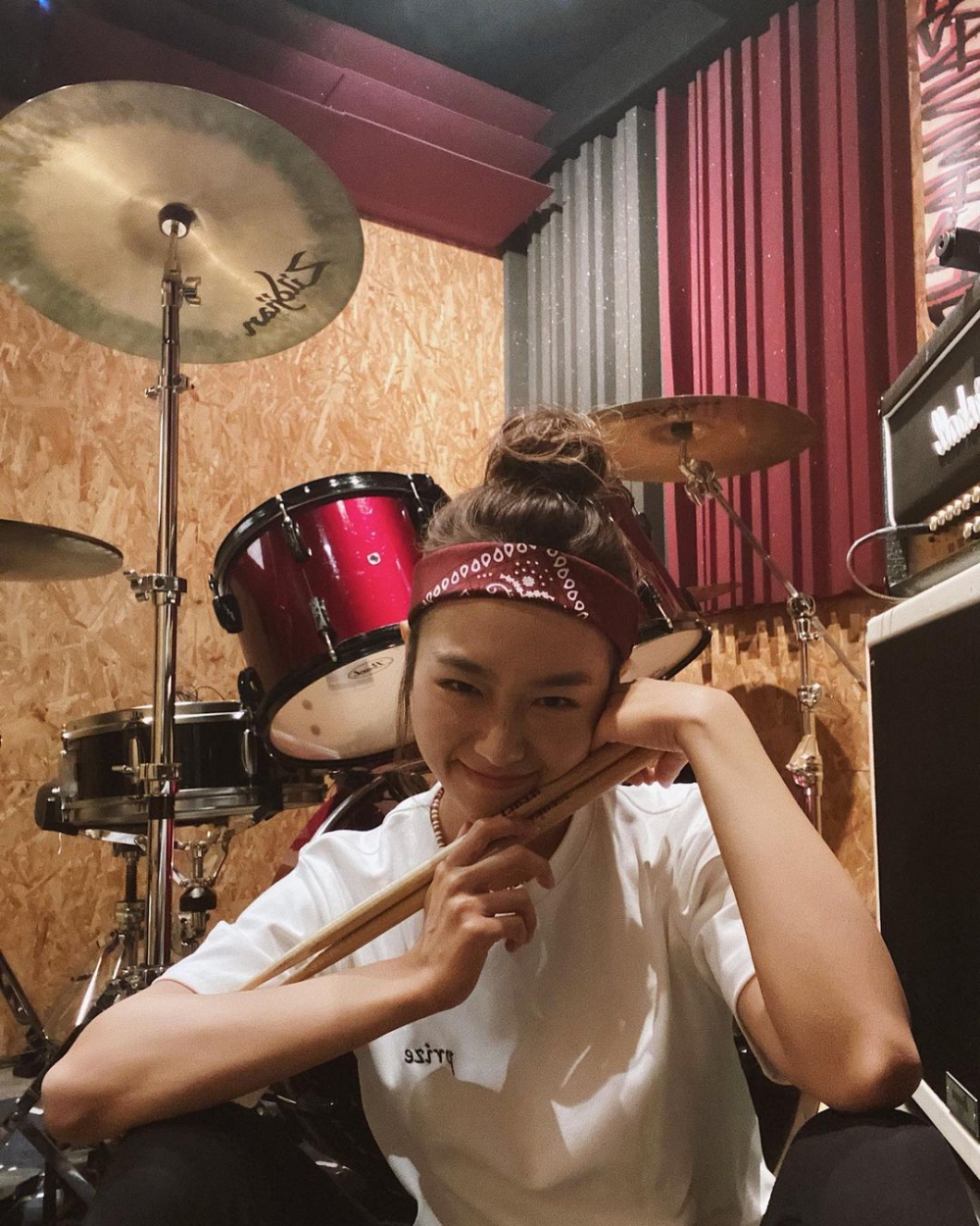 多才多藝的Catrina，會吹色士風、打鼓、彈結他及彈琴等~