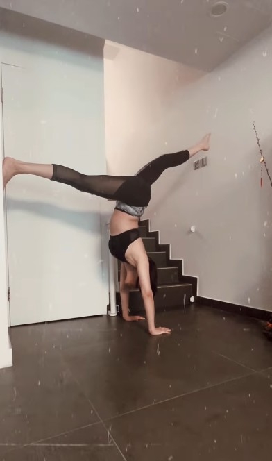 廖碧兒平時都會做瑜珈，仲上載咗一邊倒立一邊做一字馬嘅影片！