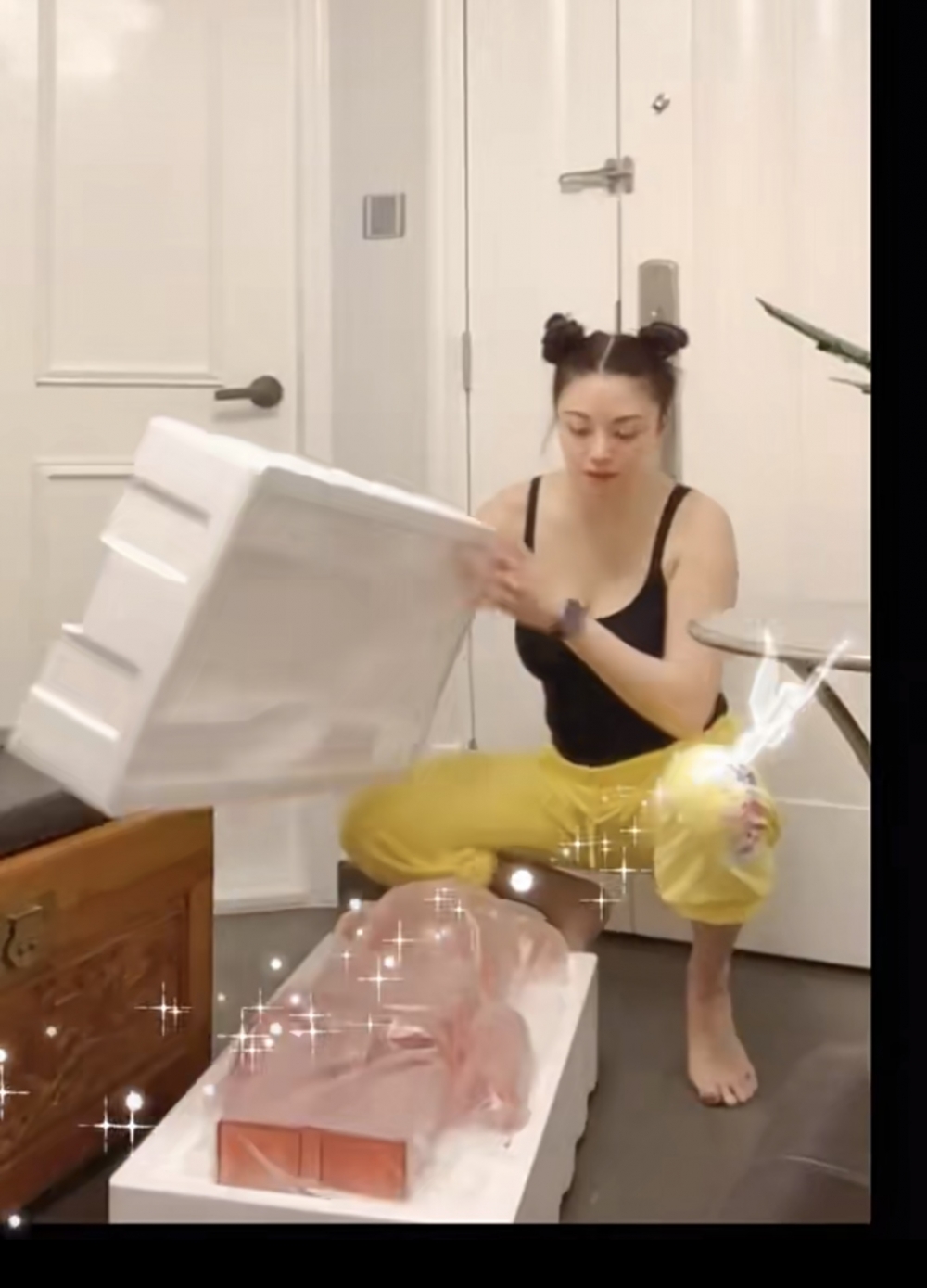 廖碧兒上載開箱Bearbrick積木熊嘅影片～