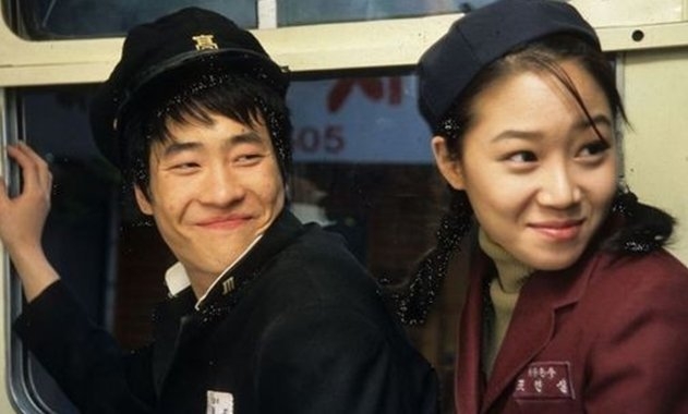 孔曉振與小學同學柳承範一起拍戲而戲假成真,之後展開長達10年的愛情長跑,但最終分手收場。