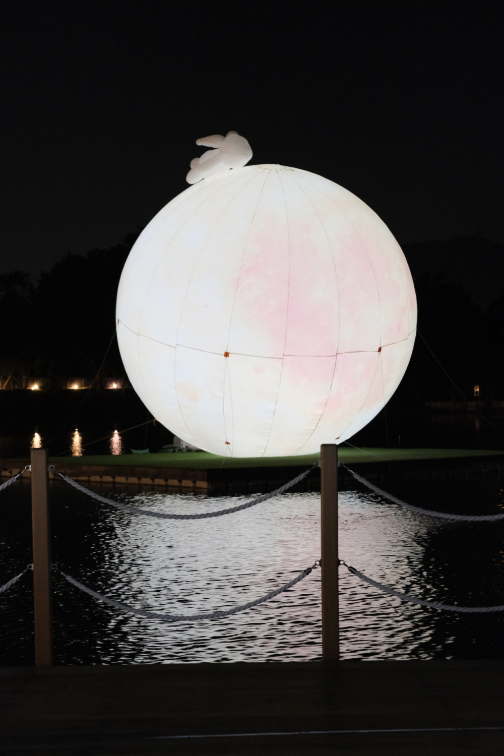 白鷺湖10米高月亮裝飾。