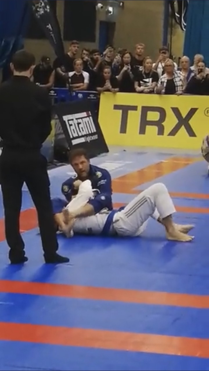 Tom Hardy在其中一場比賽中狂壓退役軍人對手，表情十分淡定~