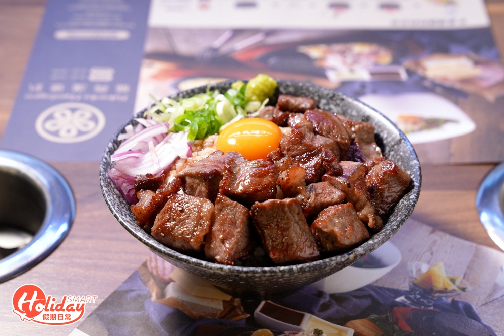 除了和牛漢堡扒之外,還有韓國當地人氣東武里牛丼飯,選用頂級牛肉,肉質同樣細嫩多汁,再蘸上生蛋汁同食,蛋香濃郁!
