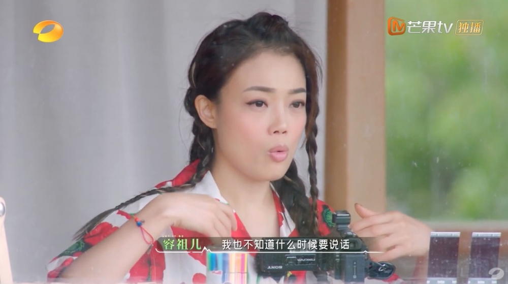 Joey提到去年佢接過一個節目令佢壓力好大,唔知幾時要講嘢,佢表示同其他女生坦白內心說話係佢最理想嘅社交方式。