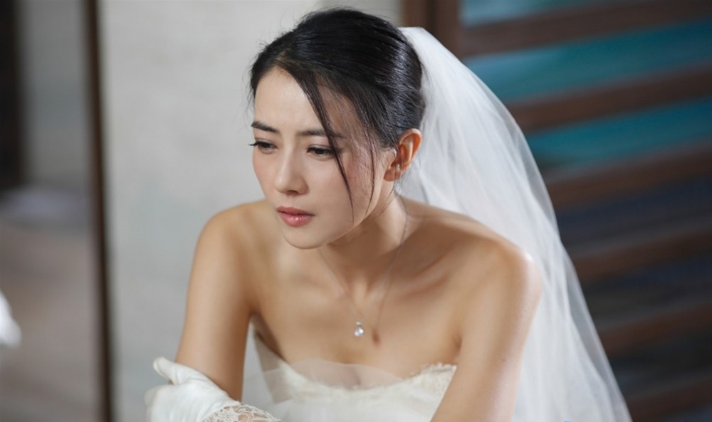 婚禮當日只有一位同事到場,令新娘相當尷尬。